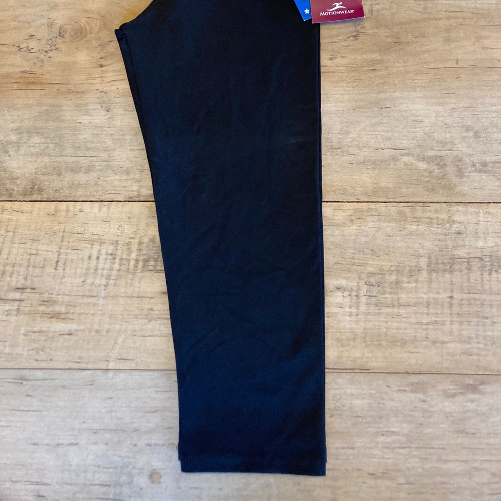 NWT Motionwear black lycra capri leggings